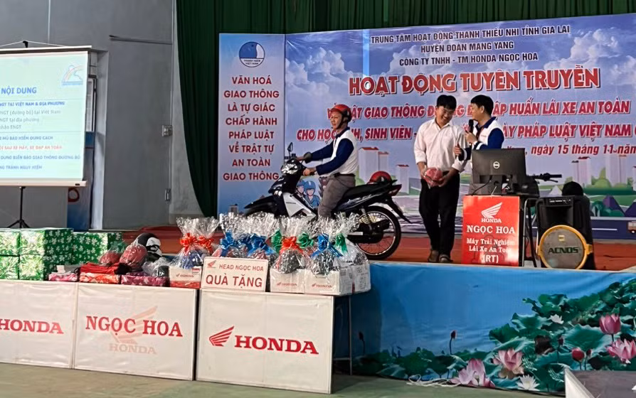 Các em học sinh tham gia phần thi tìm hiểu kiến thức lái xe an toàn thông qua câu hỏi trắc nghiệm. Ảnh: Kim Ngọc