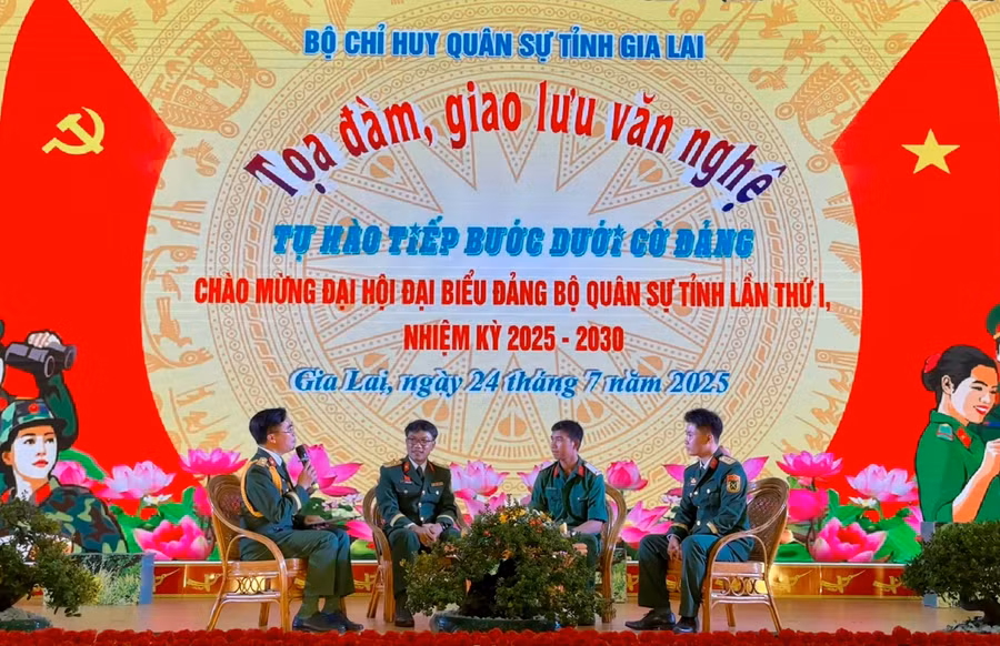 anh-1-cac-can-bo-chien-si-tham-gia-toa-dam-giao-luu-tai-chuong-trinh-anh-truong-trang.jpg