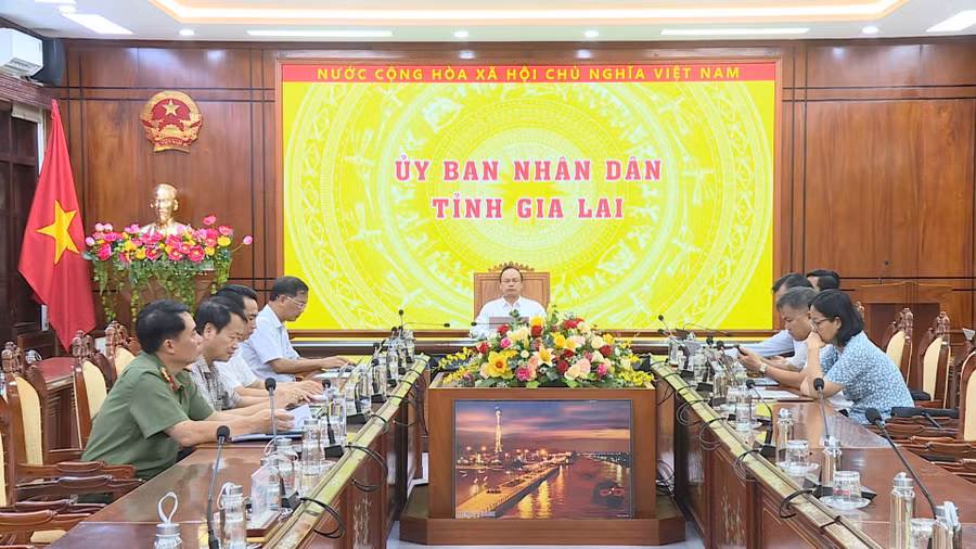 anh-2-dong-chi-pho-chu-tich-ubnd-tinh-duong-mah-tiep-tham-du-cuoc-hop-tai-diem-cau-tinh-gia-lai.jpg