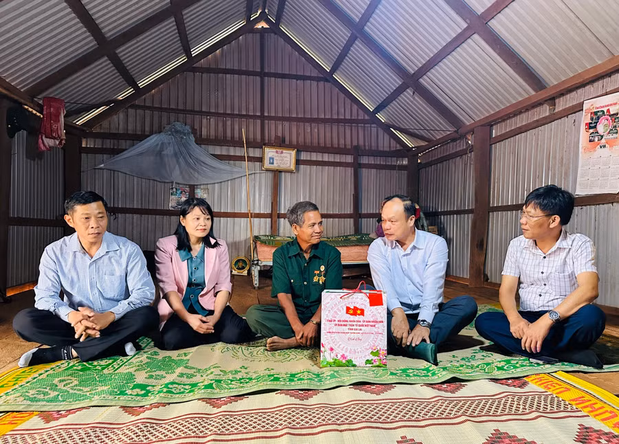 anh-2-dong-chi-pho-chu-tich-ubnd-tinh-duong-mah-tiep-thu-2-tu-phai-qua-tham-tang-gia-dinh-ong-hyuch-benh-binh-o-xa-kon-chieng-anh-truong-trang.jpg
