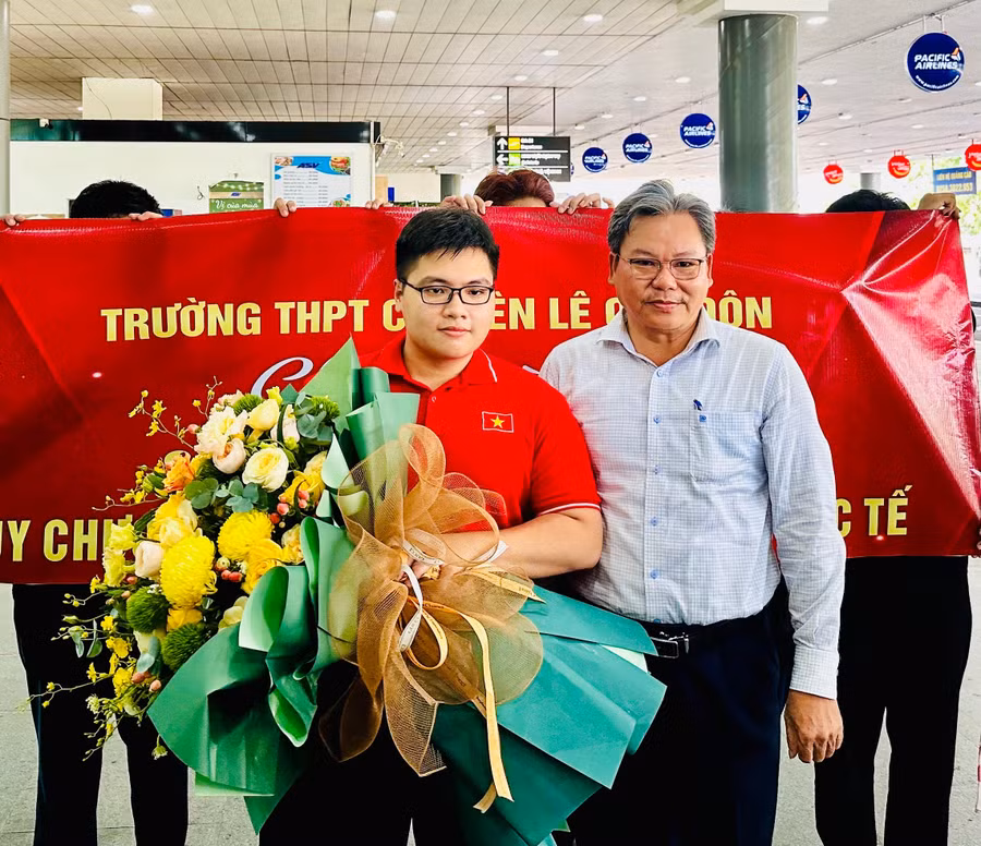 anh-1-dai-dien-lanh-dao-so-gddt-tinh-trao-hoa-chuc-mung-em-le-kien-thanh-anh-truong-trang.jpg