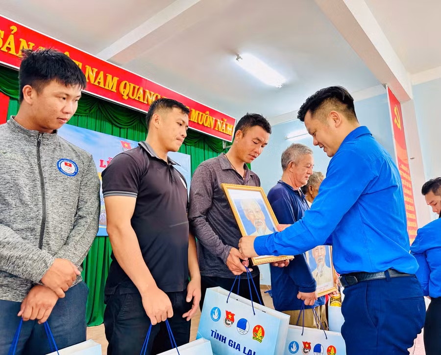 anh-dong-chi-pham-hong-hiep-trao-tang-anh-bac-ho-cho-cac-gia-dinh-chinh-sach-ngu-dan.jpg