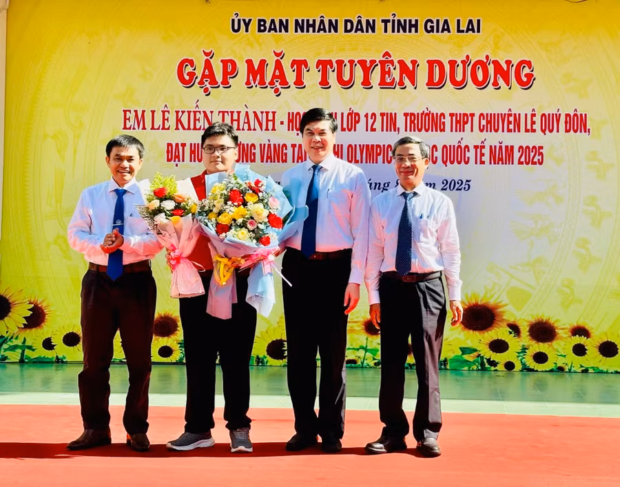 anh-4-dong-chi-lam-hai-giang-pho-chu-tich-ubnd-tinh-thu-2-tu-phai-qua-trao-phan-thuong-cho-em-le-kien-thanh-ao-do.jpg