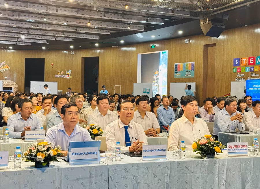 anh-1-dong-chi-lam-hai-giang-tinh-uy-vien-pho-chu-tich-ubnd-tinh-du-le-khai-mac-anh-truong-trang.jpg