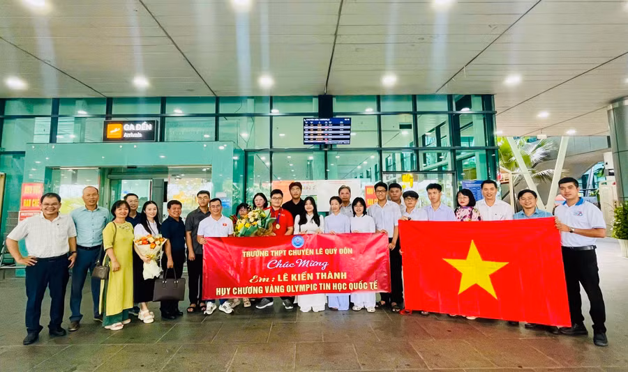 anh-2-dai-dien-lanh-dao-so-gddt-tinh-thay-co-va-ban-be-don-em-le-kien-thanh-tai-san-bay-phu-cat-anhtruong-trang.jpg