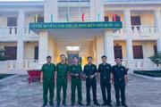 Đồn Biên phòng Ia Púch bàn giao súng tự chế do người dân tự nguyện giao nộp