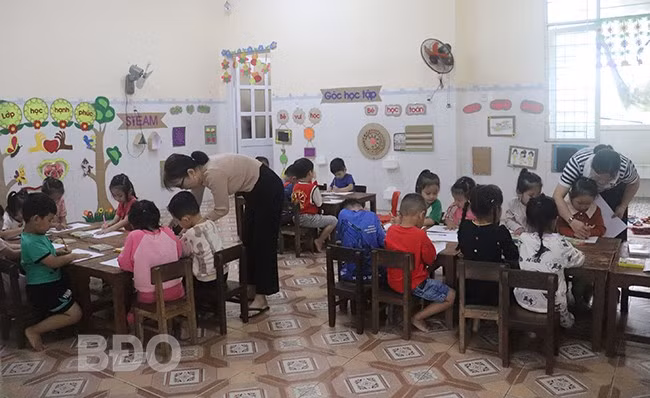 Cô và trò lớp lá Trường Mầm non Bồng Sơn (TX Hoài Nhơn) trong một tiết học. Ảnh: HỒ ĐIỂM
