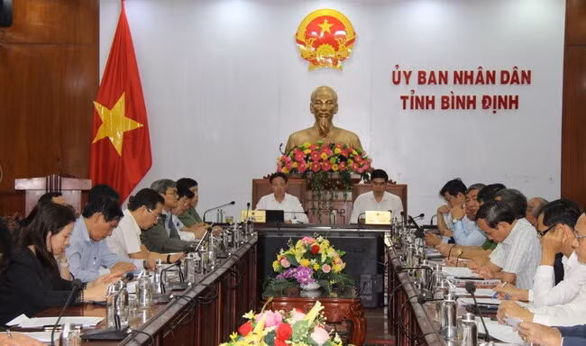 Tại điểm cầu Bình Định, Chủ tịch UBND tỉnh Phạm Anh Tuấn và Phó Chủ tịch UBND tỉnh Lâm Hải Giang chủ trì hội nghị. Ảnh: TRỌNG LỢI