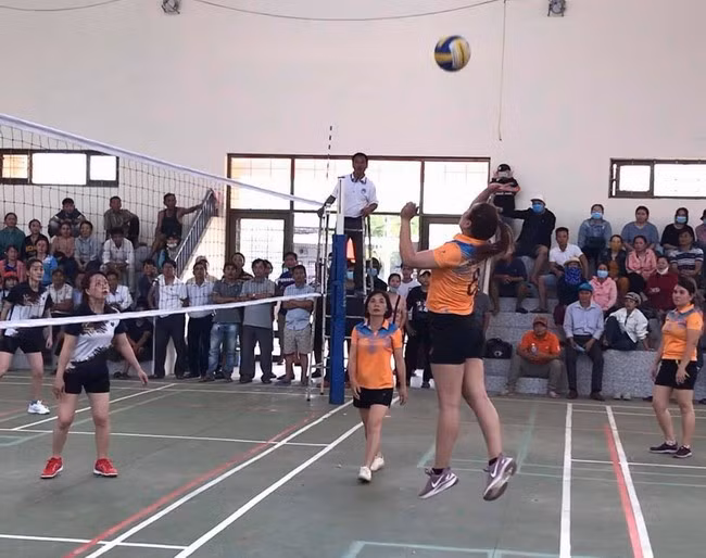 Giải bóng chuyền nữ cán bộ, đoàn viên, công nhân, viên chức lao động huyện Phù Mỹ là sự kiện thể thao thu hút nhiều người quan tâm. Ảnh: GIA BẢO