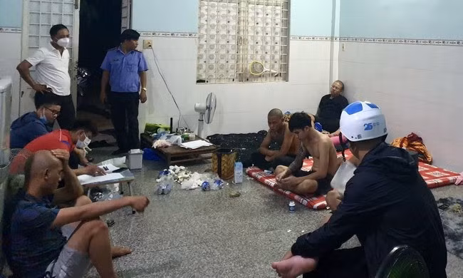 CA huyện Phù Cát bắt quả tang một nhóm tụ tập sử dụng trái phép chất ma túy tại thị trấn Ngô Mây. Ảnh: CA huyện Phù Cát