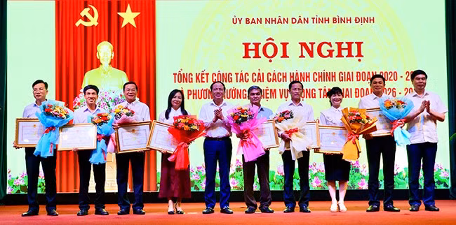 Chủ tịch UBND tỉnh Phạm Anh Tuấn và Phó Chủ tịch UBND tỉnh Lâm Hải Giang tặng Bằng khen cho các cá nhân, tập thể có thành tích xuất sắc tiêu biểu trong việc thực hiện công tác cải cách hành chính năm 2024. Ảnh: N.M.