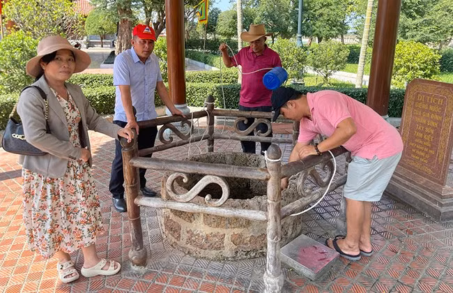 Tương truyền, nước giếng mang lại may mắn cho người thành tâm, nên được nhiều du khách tự tay múc nước uống và rửa mặt.