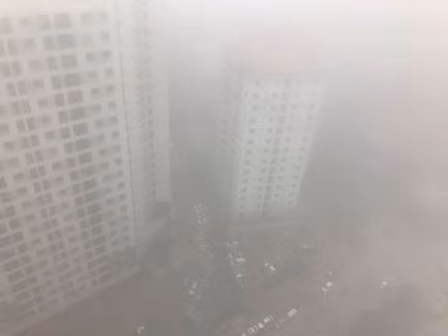 Sương mù phủ kín các tòa nhà tại Hà Nội sáng 24.12.