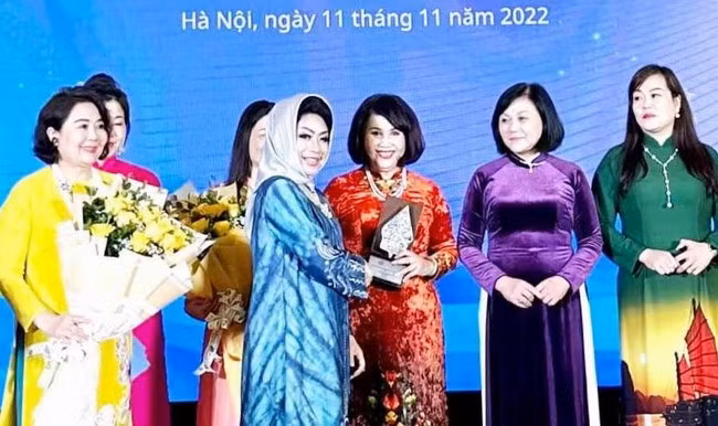 Bà Đồng Thị Ánh (thứ 3, từ phải sang) được vinh danh “Doanh nhân nữ ASEAN tiêu biểu”.