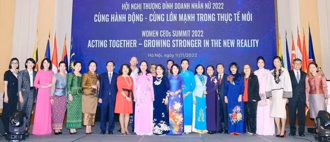 Phó Chủ tịch nước Võ Thị Ánh Xuân và các đại biểu tham dự Hội nghị thượng đỉnh Doanh nhân nữ ASEAN 2022.