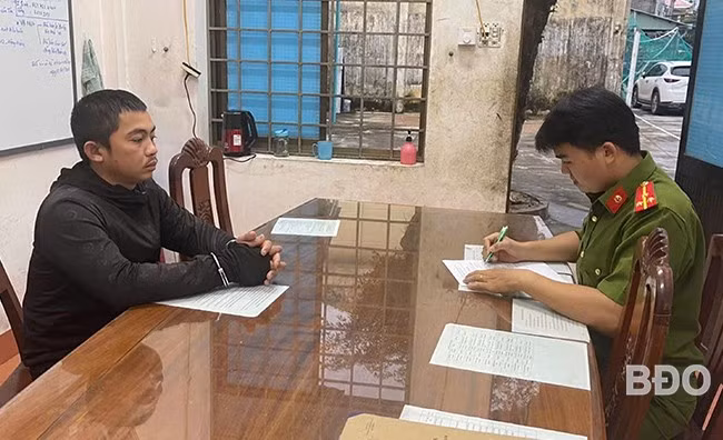 CA huyện Tuy Phước làm việc với đối tượng Nguyễn Tấn Lực về hành vi cướp tài sản. Ảnh: K.A