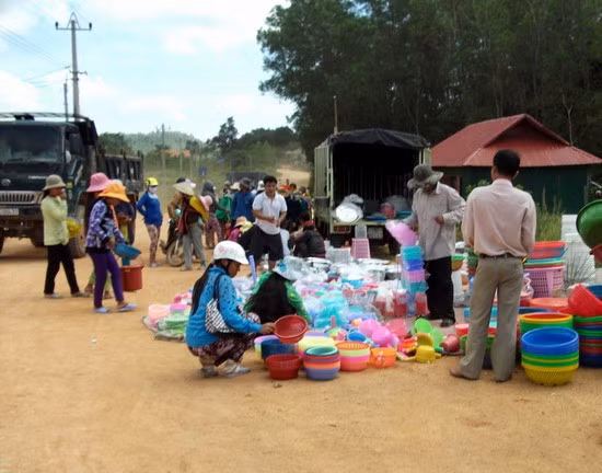 Người dân Canh Liên mua sắm hàng Tết. Ảnh: H.PHÚC