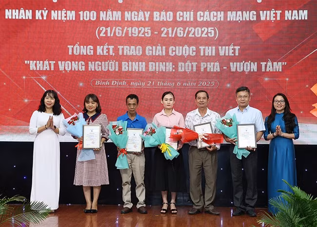 Trao giải khuyến khích Cuộc thi viết “Khát vọng người Bình Định: Đột phá - Vươn tầm”. Ảnh: NGUYỄN DŨNG