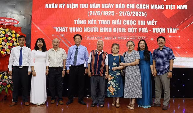 Lãnh đạo Báo Bình Định, Báo Gia Lai chụp ảnh lưu niệm với các thế hệ người làm báo Báo Bình Định. Ảnh: NGUYỄN DŨNG