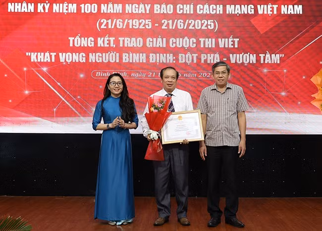 Phó Tổng Biên tập Báo Bình Định Nguyễn Minh Phương nhận bằng khen của Bộ TT&TT (nay là Bộ KH&CN) vì có thành tích xuất sắc trong phong trào thi đua lĩnh vực phát thanh, truyền hình năm 2024. Ảnh: NGUYỄN DŨNG