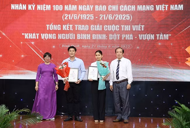 Trao giải ba Cuộc thi viết “Khát vọng người Bình Định: Đột phá - Vươn tầm”. Ảnh: NGUYỄN DŨNG
