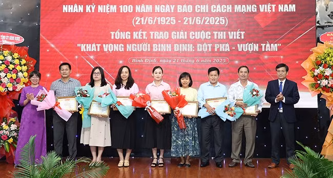 Báo Bình Định khen thưởng các công tác viên xuất sắc. Ảnh: NGUYỄN DŨNG