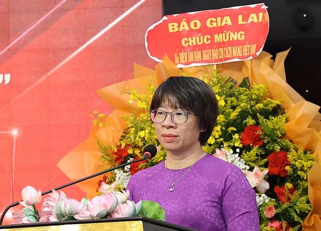 Phó Tổng Biên tập Báo Bình Định Nguyễn Thị Bích Sương thông tin về kết quả Cuộc thi viết “Khát vọng người Bình Định: Đột phá - Vươn tầm”. Ảnh: NGUYỄN DŨNG