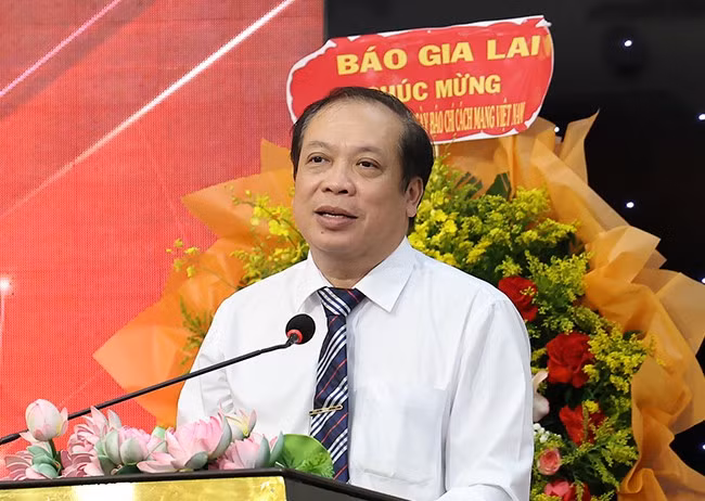 Phó Tổng Biên tập Báo Bình Định Nguyễn Minh Phương đã thông tin về công tác xuất bản và công tác cộng tác viên năm 2024 - 2025, phương hướng nhiệm vụ thời gian tới. Ảnh: NGUYỄN DŨNG