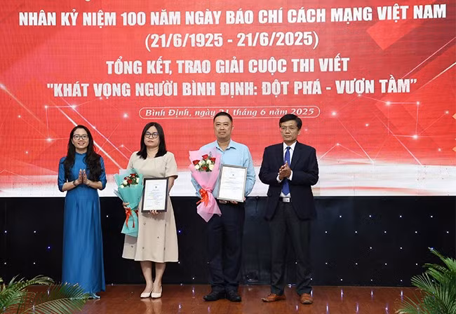 Trao giải nhì Cuộc thi viết “Khát vọng người Bình Định: Đột phá - Vươn tầm”. Ảnh: NGUYỄN DŨNG