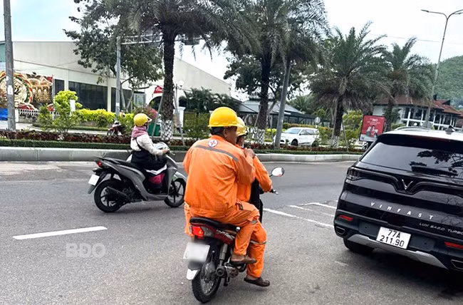 Các đối tượng giả danh nhân viên điện lực đến nhà người dân trên địa bàn TP Quy Nhơn rao bán thiết bị chuyên dụng với giá rẻ. Ảnh: Người dân cung cấp
