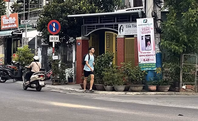 Tại số nhà 103 Trần Thị Kỷ, vỉa hè quá nhỏ hẹp nhưng đã bị chiếm dụng để các chậu cây cảnh. Ảnh: THẢO VY Tại số nhà 103 Trần Thị Kỷ, vỉa hè quá nhỏ hẹp nhưng đã bị chiếm dụng để các chậu cây cảnh. Ảnh: THẢO VY