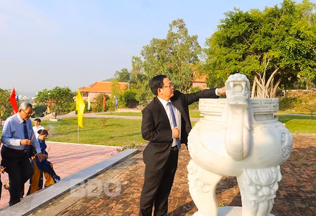 Bí thư Tỉnh ủy Hồ Quốc Dũng dâng hương Đền thờ anh hùng liệt sĩ tại khu di tích Núi Bà. Ảnh: H.THU