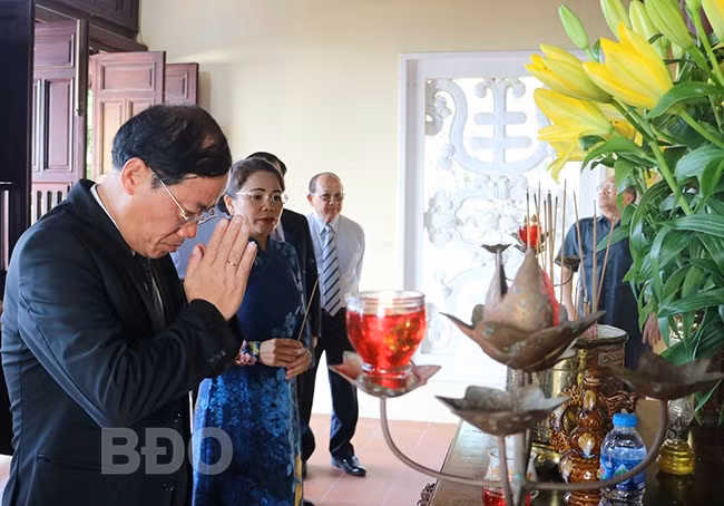 Hai đồng chí Phạm Anh Tuấn và Nguyễn Thị Phong Vũ dâng hương Đền thờ anh hùng liệt sĩ. Ảnh: H.THU