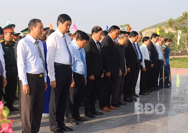 Các đồng chí lãnh đạo tỉnh, nguyên lãnh đạo tỉnh và đại biểu mặc niệm trước Tượng đài Chiến thắng Núi Bà. Ảnh: H.THU