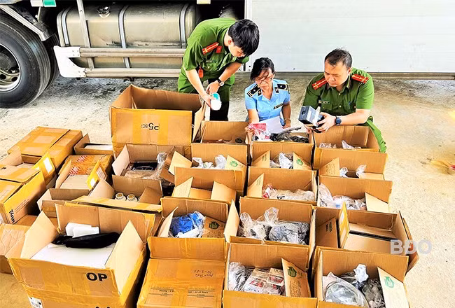 Lực lượng QLTT và CA phối hợp kiểm tra, kiểm soát hàng hóa. Ảnh: Cục QLTT tỉnh