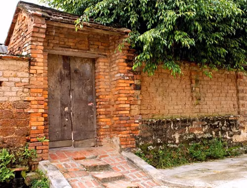 Những ngôi nhà cổ được xây chủ yếu bằng đá ong đã nhuốm màu thời gian.