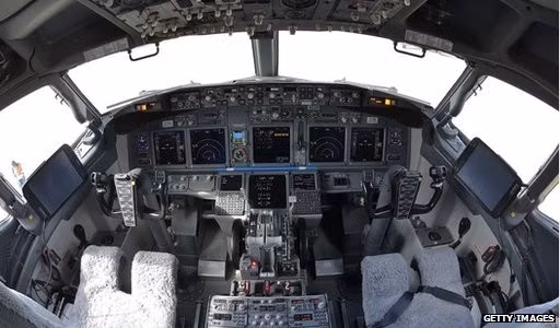 Chi phí của việc thay thế hoặc sửa đổi màn hình hiển thị trong buồng lái mới của máy bay Boeing ước khoảng 13,8 tiệu USD.