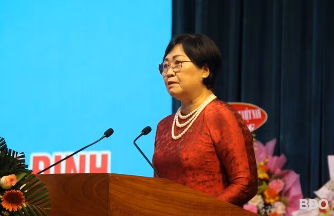 Bà Nguyễn Thị Thanh Bình, Chủ tịch Liên hiệp các hội KHKT Bình Định, đọc diễn văn kỷ niệm 30 năm thành lập Liên hiệp hội. Ảnh: T.LỢI