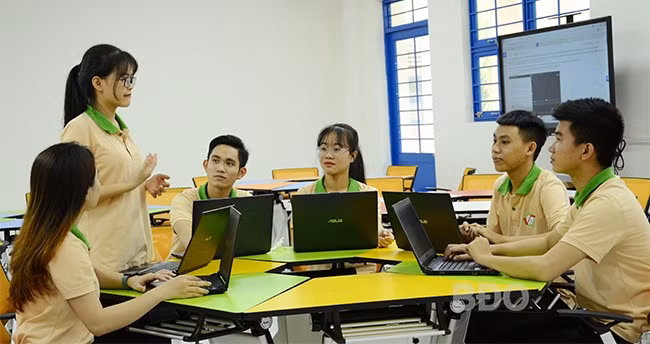 SV ngành Toán ứng dụng Trường ĐH Quy Nhơn trong giờ học tại phòng học thông minh. Ảnh: M.H