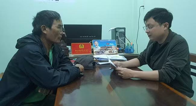 CA huyện Tây Sơn làm việc với đối tượng trộm cắp tài sản của Công ty CP Xây dựng 711 (trái). Ảnh: CA huyện Tây Sơn CA huyện Tây Sơn làm việc với đối tượng trộm cắp tài sản của Công ty CP Xây dựng 711 (trái). Ảnh: CA huyện Tây Sơn