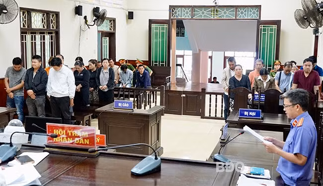 Các bị cáo khai nhận hành vi phạm tội của mình trước Hội đồng xét xử. Ảnh: K.A