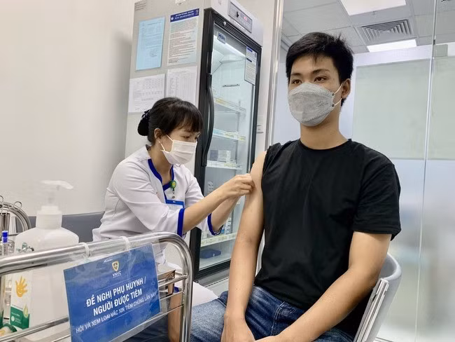 Người dân tiêm vaccine tại Trung tâm tiêm chủng VNVC. Người dân tiêm vaccine tại Trung tâm tiêm chủng VNVC.