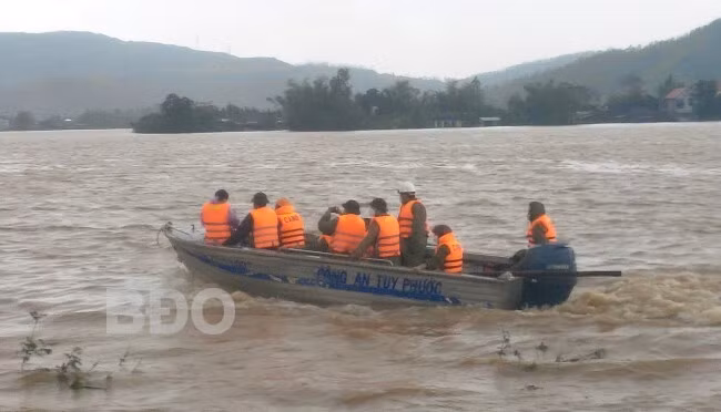 Chủ tịch UBND tỉnh đi ca nô vào thực tế vùng ngập lụt sau bị chia cắt ở xã Phước Nghĩa vào lúc 10 giờ sáng 30.11. Chủ tịch UBND tỉnh đi ca nô vào thực tế vùng ngập lụt sau bị chia cắt ở xã Phước Nghĩa vào lúc 10 giờ sáng 30.11.