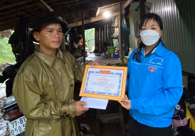 Lãnh đạo Huyện đoàn Tây Sơn trao tặng giấy khen cho anh Đinh Dết. Ảnh: Huyện đoàn Tây Sơn