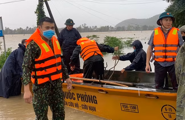 Cán bộ Đồn Biên phòng Cát khánh phối hợp với các lực lượng tổ chức di dời và cấp phát lương thực cho người dân ở thôn Chánh Lợi.