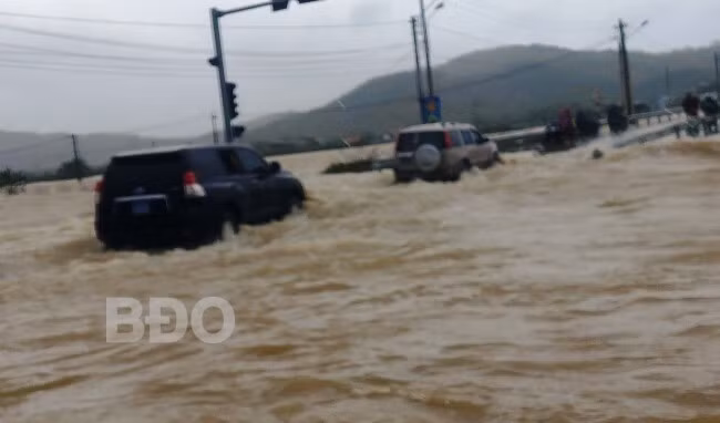 Nhiều đoạn đường, cầu ở thị trấn Tuy Phước bị ngập lụt sáng 30.11 Nhiều đoạn đường, cầu ở thị trấn Tuy Phước bị ngập lụt sáng 30.11