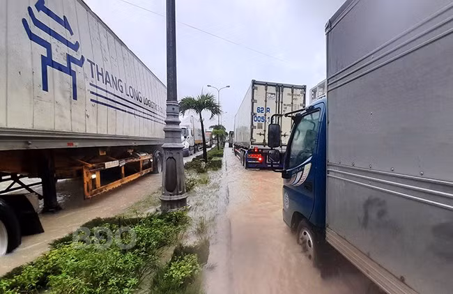 Xe không thể lưu thông trên tuyến đường tránh QL 1 qua TX An Nhơn, nên di chuyển khó khăn, dồn ứ ở tuyến QL 1 (cũ). Ảnh: HỒNG PHÚC Xe không thể lưu thông trên tuyến đường tránh QL 1 qua TX An Nhơn, nên di chuyển khó khăn, dồn ứ ở tuyến QL 1 (cũ). Ảnh: HỒNG PHÚC