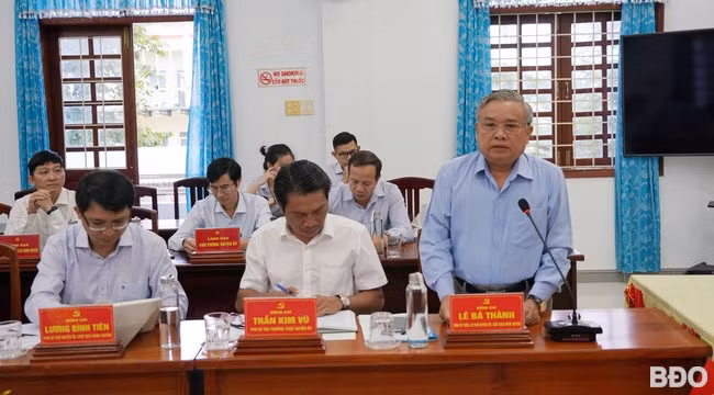 Bí thư Huyện ủy Vân Canh Lê Bá Thành báo cáo kết quả thực hiện Nghị quyết Đại hội Đảng bộ huyện lần thứ XIX từ đầu nhiệm kỳ đến nay và công tác triển khai Chỉ thị số 35-CT/TW ngày 14.6.2024 của Bộ Chính trị trên địa bàn. Ảnh: N.H