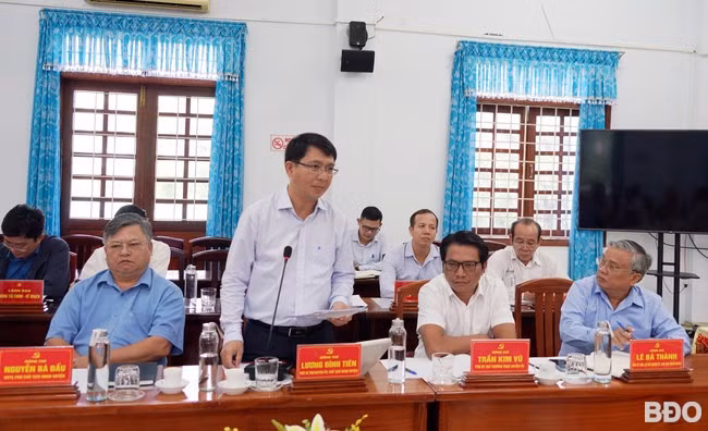 Chủ tịch UBND huyện Vân Canh Lương Đình Tiên thông tin thêm về tình hình phát triển KT-XH của huyện và công tác giảm nghèo. Ảnh: N.H