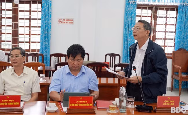 Giám đốc Sở Du lịch Trần Văn Thanh cho rằng cần khai thác hiệu quả tiềm năng du lịch của huyện Vân Canh, nhất là lĩnh vực du lịch sinh thái, du lịch văn hóa. Ảnh: N.H